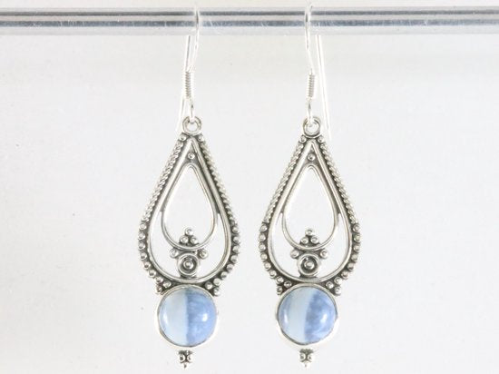 Lange opengewerkte zilveren oorbellen met blauwe opaal afbeelding 3