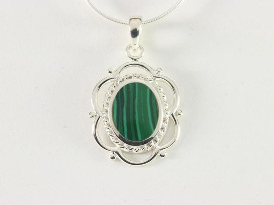 Opengewerkte zilveren hanger met malachiet aan ketting afbeelding 1