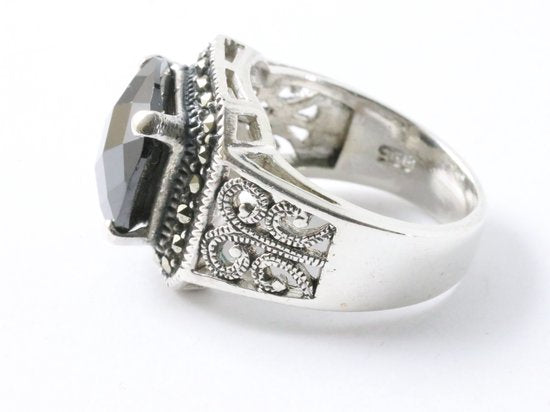 Opengewerkte zilveren ring met onyx en marcasiet afbeelding 2