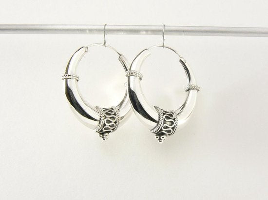 Bewerkte zilveren Bali oorringen afbeelding 2