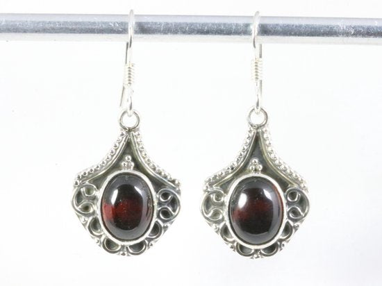 Bewerkte zilveren oorbellen met granaat afbeelding 4