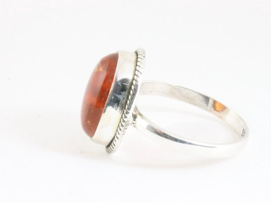 Bewerkte ovale zilveren ring met amber afbeelding 2