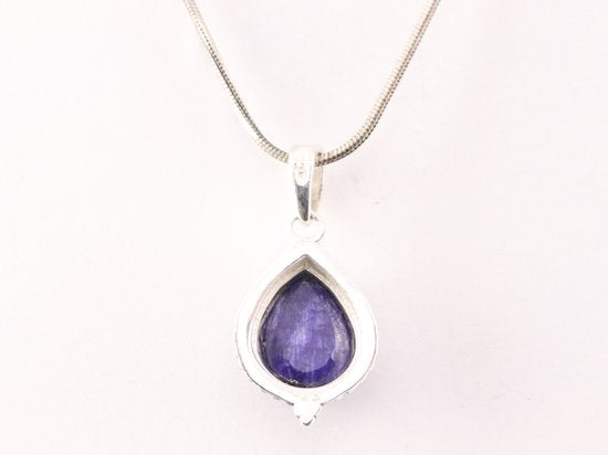 Fijne bewerkte druppelvormige zilveren hanger met blauwe saffier aan ketting afbeelding 3