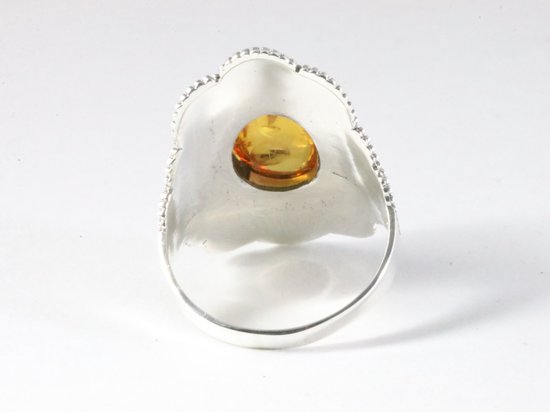 Bewerkte zilveren ring met amber afbeelding 3