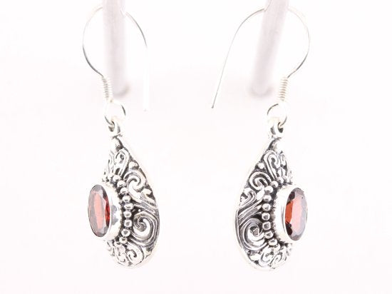 Opengewerkte zilveren oorbellen met granaat afbeelding 2