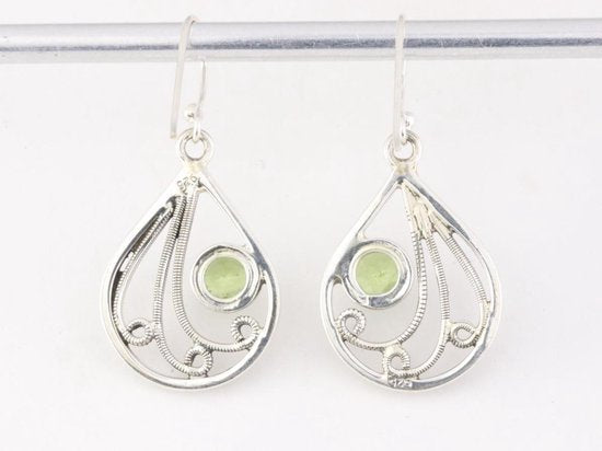 Opengewerkte zilveren oorbellen met peridoot afbeelding 3