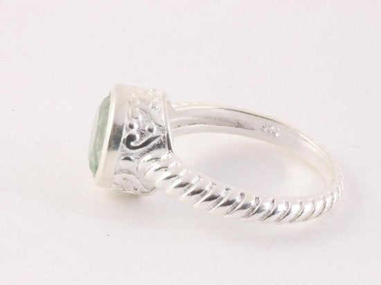 Bewerkte zilveren ring met groene amethist afbeelding 2