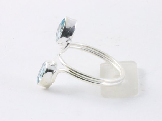 Fijne zilveren ring met blauwe topaas afbeelding 2