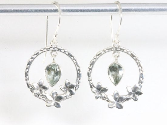 Ronde opengewerkte zilveren oorbellen met groene amethist afbeelding 3