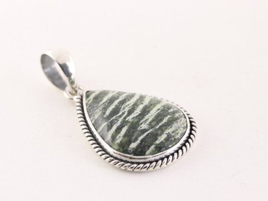 Bewerkte druppelvormige zilveren hanger met groene Zwitserse opaal aan ketting afbeelding 2