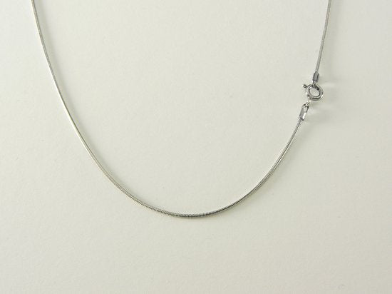 Fijne bewerkte druppelvormige zilveren hanger met robijn aan ketting afbeelding 5