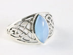 Opengewerkte zilveren ring met blauwe chalcedoon afbeelding 1