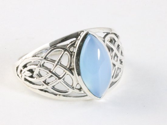 Opengewerkte zilveren ring met blauwe chalcedoon afbeelding 1