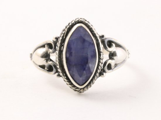 Fijne bewerkte zilveren ring met blauwe saffier afbeelding 4