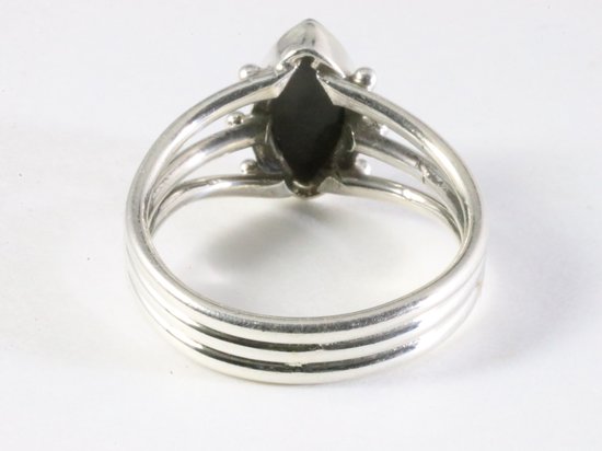 Opengewerkte zilveren ring met onyx afbeelding 3