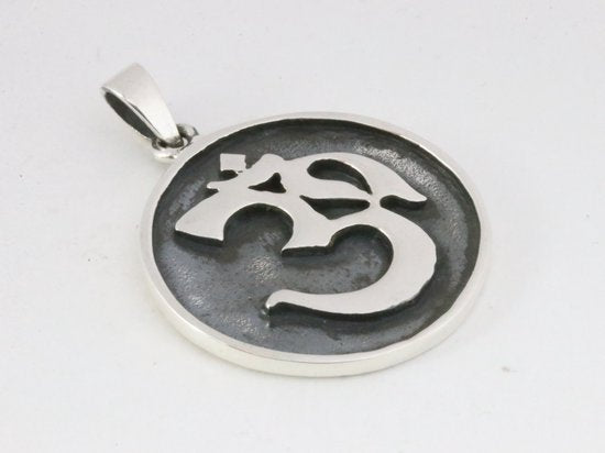 Grote ronde zilveren hanger met ohm teken afbeelding 2