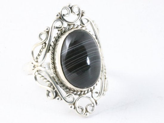 Opengewerkte zilveren ring met gestreepte onyx afbeelding 1