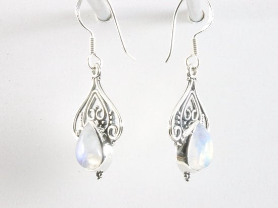 Opengewerkte zilveren oorbellen met regenboog maansteen afbeelding 2