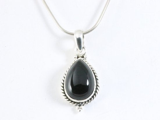 Bewerkte zilveren hanger met onyx aan ketting afbeelding 4