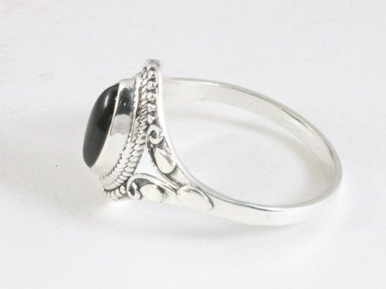 Fijne bewerkte zilveren ring met onyx afbeelding 2