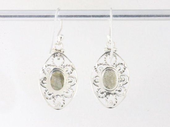 Opengewerkte zilveren oorbellen met labradoriet afbeelding 3