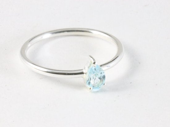 Fijne hoogglans zilveren ring met blauwe topaas afbeelding 1
