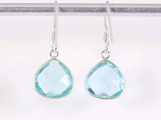 Fijne druppelvormige zilveren oorbellen met blauwe topaas afbeelding 3