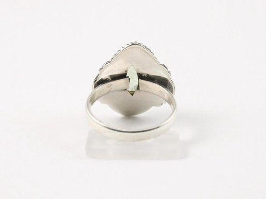 Bewerkte zilveren ring met groene amethist afbeelding 3