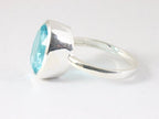 Hoogglans zilveren ring met blauwe topaas afbeelding 2