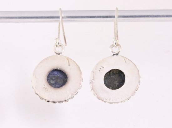 Ronde bewerkte zilveren oorbellen met lapis lazuli afbeelding 3
