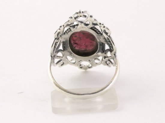 Opengewerkte zilveren ring met granaat afbeelding 3