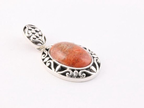 Opengewerkte zilveren hanger met rode koraal steen aan jasseron ketting afbeelding 2