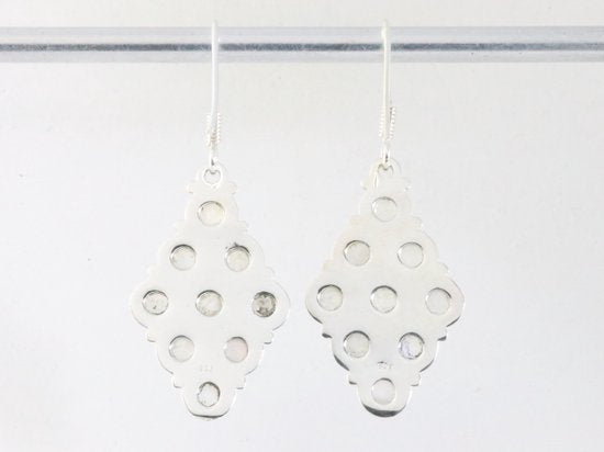 Bewerkte zilveren oorbellen met regenboog maansteen afbeelding 3