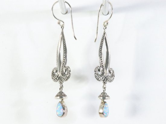 Lange traditionele bewerkte zilveren oorbellen met Australische opaal afbeelding 2