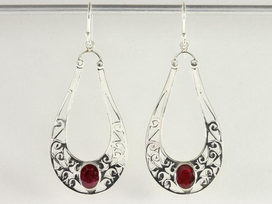 Lange opengewerkte zilveren oorbellen met robijn afbeelding 4
