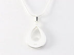 Opengewerkte druppelvormige zilveren hanger met onyx aan ketting afbeelding 3