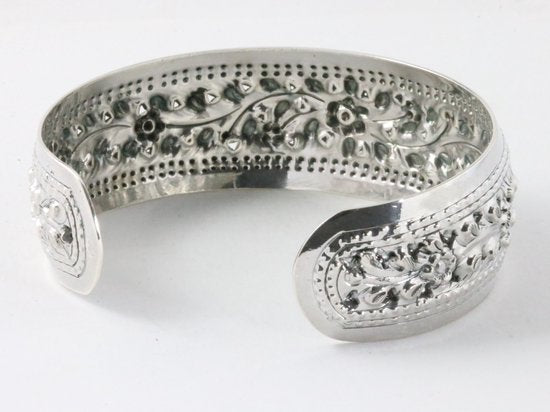 Brede zilveren klemarmband met bloemen gravering afbeelding 2