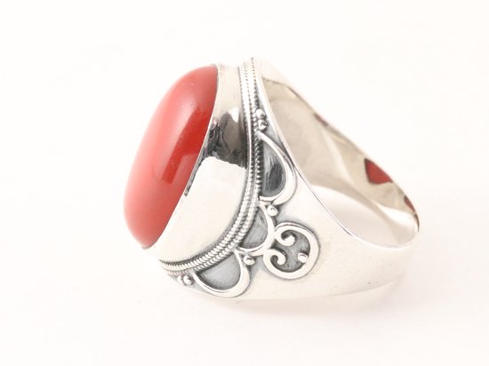 Bewerkte zilveren ring met rode koraal steen afbeelding 2