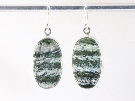 Ovale hoogglans zilveren oorbellen met groene Zwitserse opaal afbeelding 3