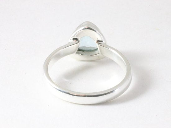 Hoogglans zilveren ring met blauwe topaas afbeelding 3