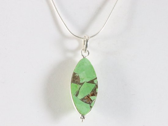 Lange druppelvormige zilveren hanger met groene koperturkoois aan ketting afbeelding 3