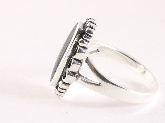 Bewerkte zilveren ring met onyx afbeelding 2