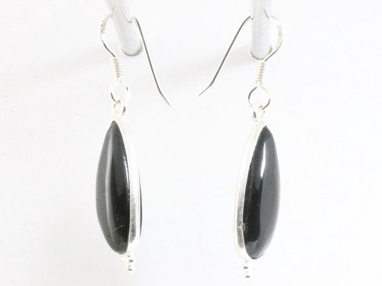 Druppelvormige zilveren oorbellen met onyx afbeelding 2
