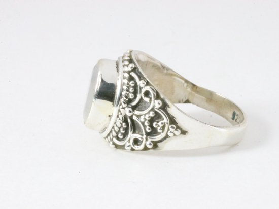 Bewerkte zilveren ring met regenboog maansteen afbeelding 2