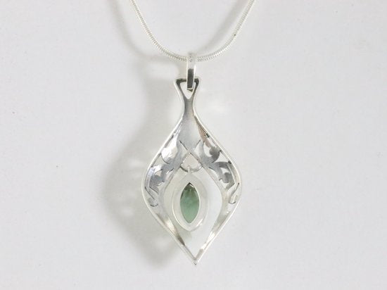 Opengewerkte zilveren hanger met groene amethist aan ketting afbeelding 3