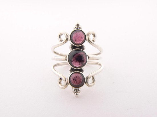 Opengewerkte zilveren ring met 3 granaat stenen afbeelding 4