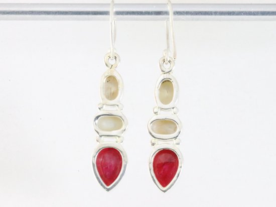 Zilveren oorbellen met robijn en parels afbeelding 2