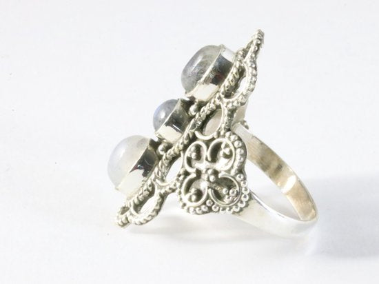 Bewerkte zilveren ring met 3 regenboog maanstenen afbeelding 2