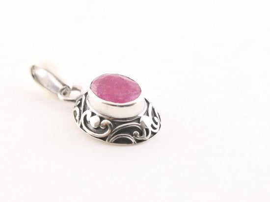 Fijne bewerkte zilveren hanger met robijn aan ketting afbeelding 2