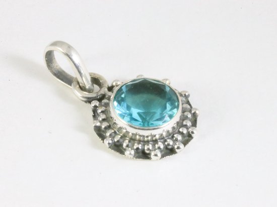 Fijne bewerkte ronde zilveren hanger met blauwe topaas afbeelding 2
